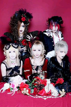TERU, Yuu, HIZAKI, Bikei et Juka de HIZAKI grace project