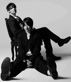 Ali MORIZUMI (sur la chaise) et Anis SHIMADA (au sol) du groupe Monoral