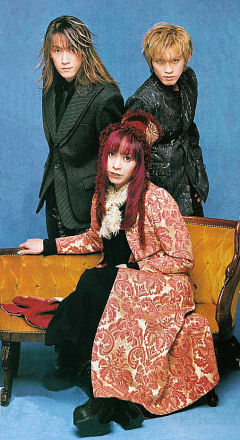 AOI, Izam et N.I.Y du groupe Shazna