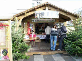 Le stand ce situe presque au milieu du marché de noël