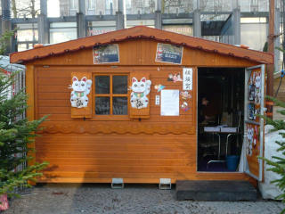 Le stand ce situe à l'entré gauche du marché de Noël.